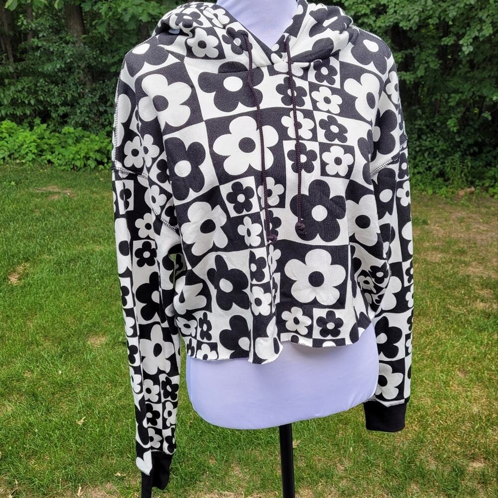 NWT Women's Wild Fable Cropped Hoodie Black & White Daisy Checkerboard sz Large